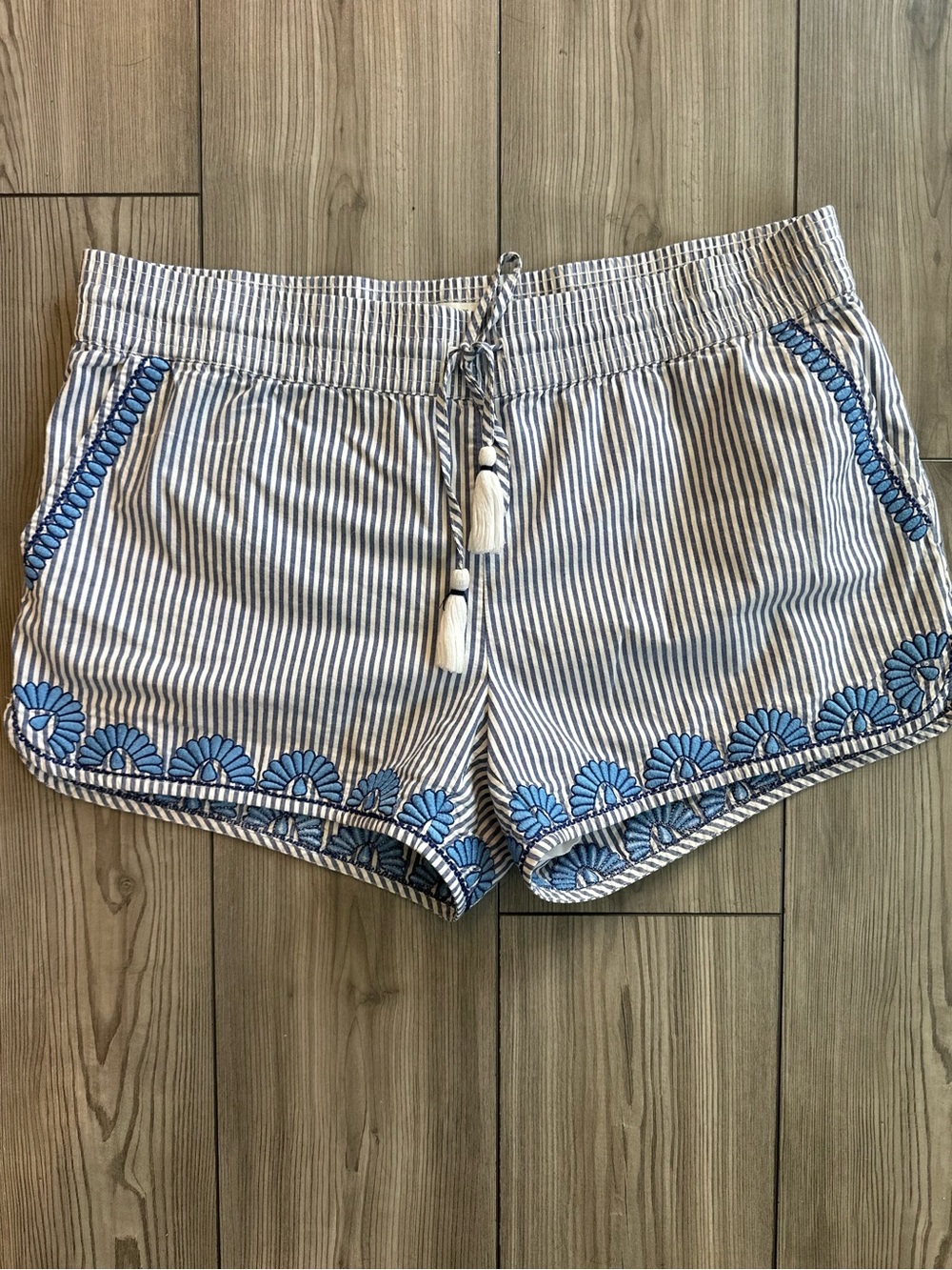 Vineyard Vines Blue and White Seersucker Embroidered Shorts, Size L- like new!